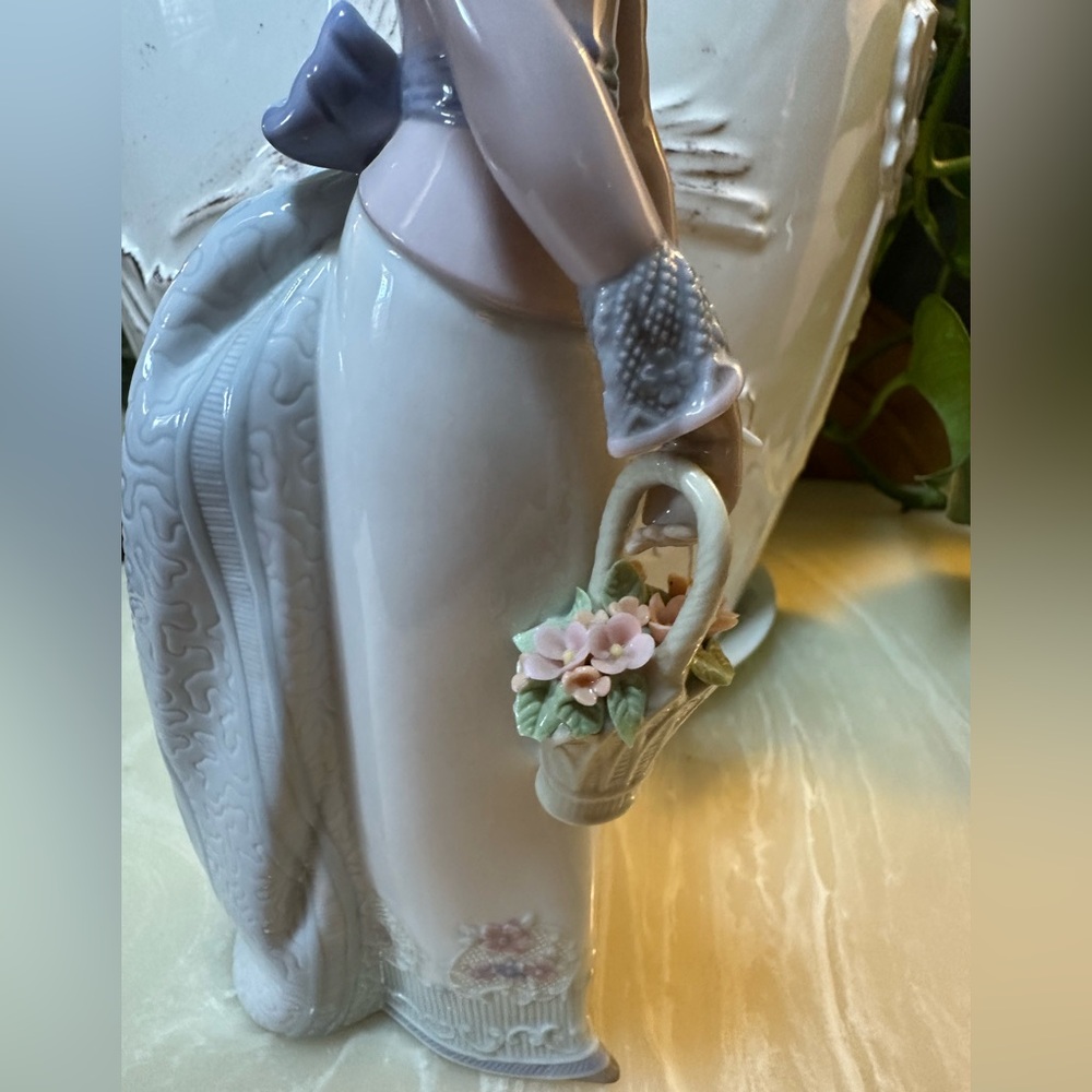 Lladro Porcelain Lady Figurine with Basket - Picture 4 of 9